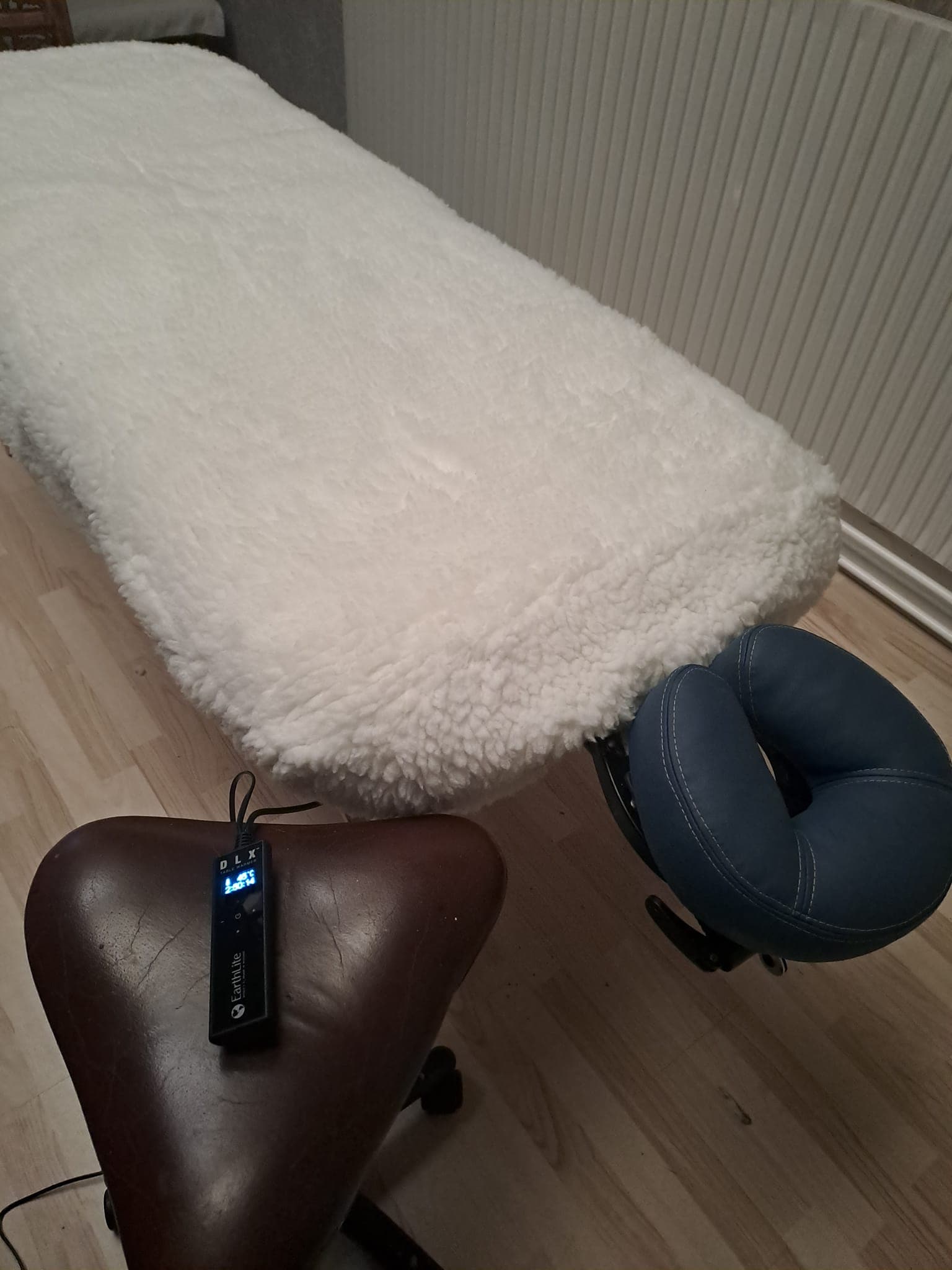 Varm massagebriks med lammeskind og hovedstøtte
