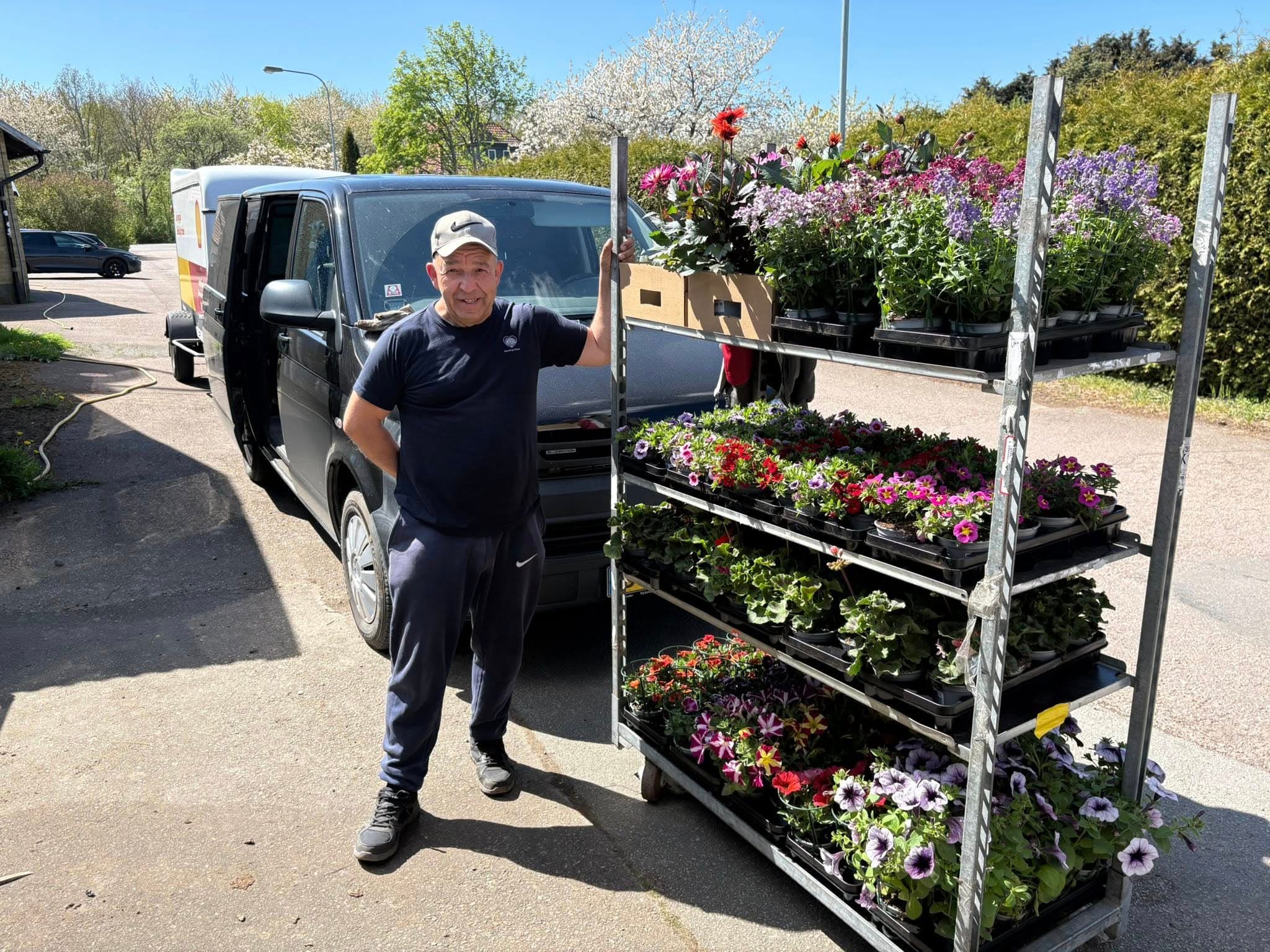 Alex med van og friske blomster fra Skåne